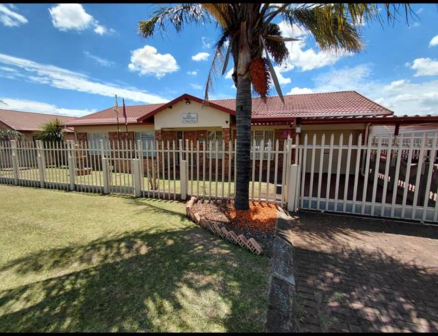 3 BEDROOM FREEHOLD FOR SALE IN LENNOXTON